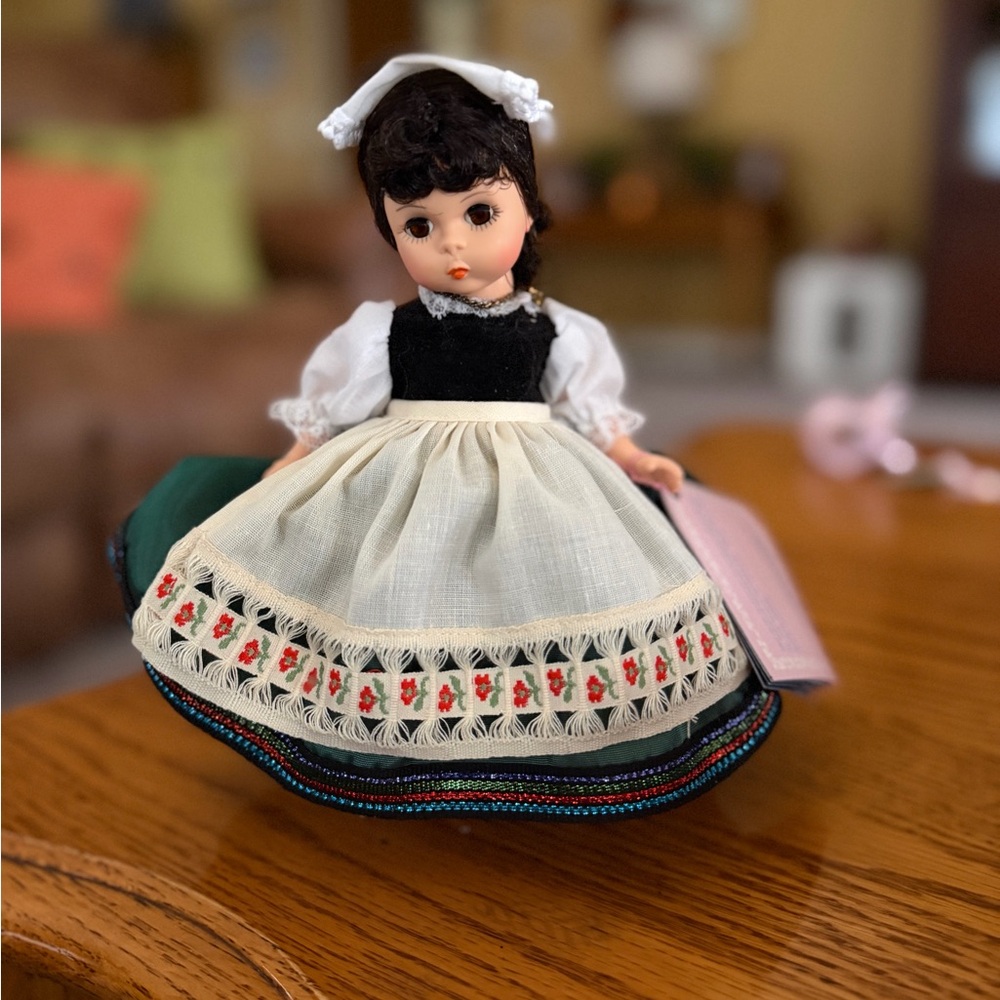 Vintage Madame Alexander miniature showcase Italy #553 8” in Original Box